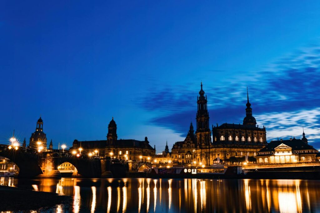 Historische Ansicht des Elbufers in Dresden am Abend