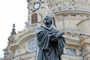 Statue Martin Luther neben der Frauenkirche in Dresden