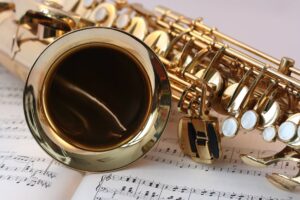 Saxophon - Nahaufnahme des Schallbechers und einiger Klappen
