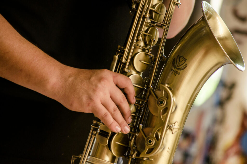 Saxophon - Nahaufnahme der verschiedenen Klappen