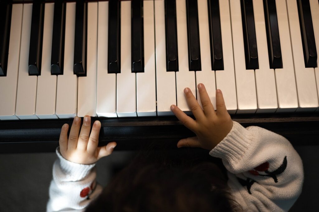 Ein Kind lernt Piano - frü übt sich, wer ...